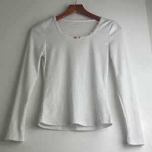 Romantic white lace ribbed top with flower detail